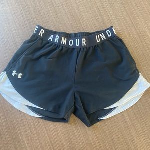 UNDER-ARMOR BLACK AND WHITE UNLINED SHORTS